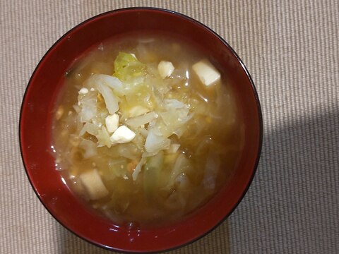 豆腐、キャベツ、椎茸、みょうがの味噌汁